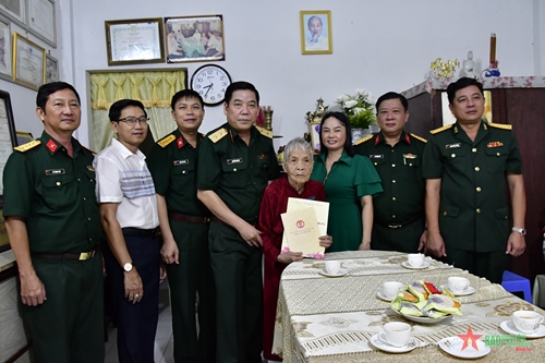 Trung tướng Nguyễn Văn Gấu thăm, tặng quà Bà mẹ Việt Nam anh hùng tại Cần Thơ

